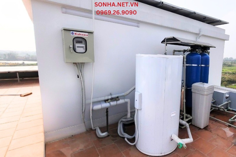 Lắp đặt m&aacute;y bơm nhiệt nước n&oacute;ng trung t&acirc;m Kahawa v&agrave; lọc tổng đầu nguồn