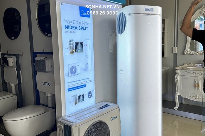 Lắp đặt m&aacute;y bơm nhiệt nước n&oacute;ng trung t&acirc;m Midea tại nh&agrave; kh&aacute;ch h&agrave;ng