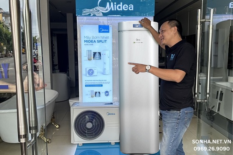 Lắp đặt m&aacute;y bơm nhiệt nước n&oacute;ng trung t&acirc;m Midea tại nh&agrave; kh&aacute;ch h&agrave;ng