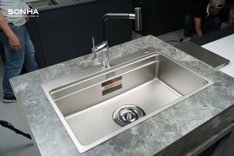 Ảnh thực tế si&ecirc;u phẩm chậu rửa b&aacute;t inox 1 hố Moomton M7650