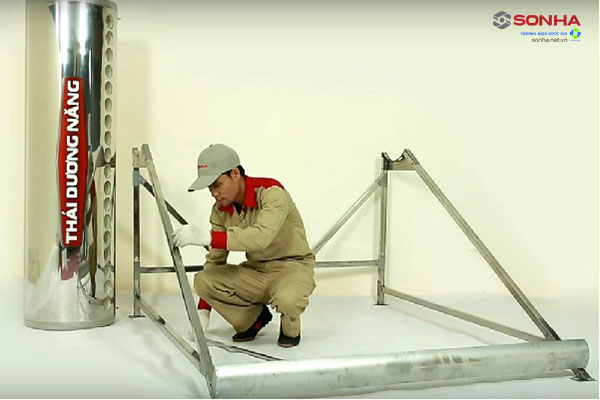 Lắp đặt máy nước nóng năng lượng mặt trời 180L
