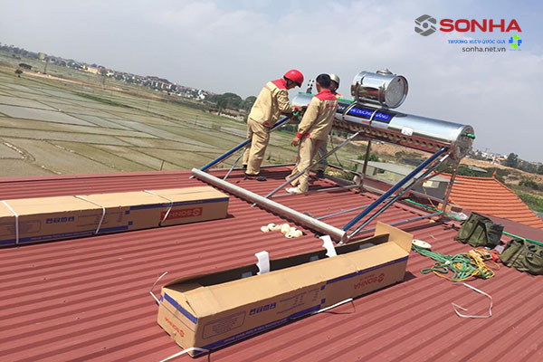Nhân viên Sơn Hà lắp máy nước nóng năng lượng mặt trời trên mái tôn