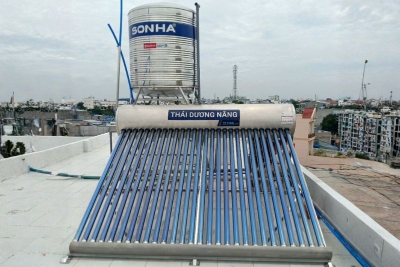 Bồn nước đứng lắp đặt c&ugrave;ng Th&aacute;i Dương năng 