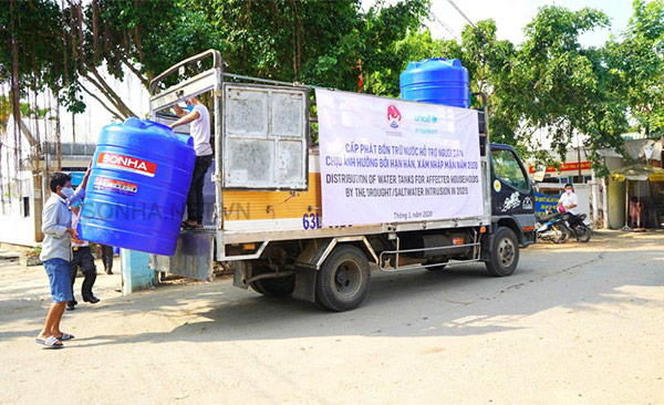Bồn nước nhựa Sơn Hà trữ nước được hỗ trợ cho người dân 