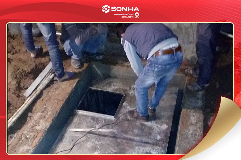 Hình ảnh đang thi công lắp đặt bể inox ngầm cho khách hàng xây nhà mới