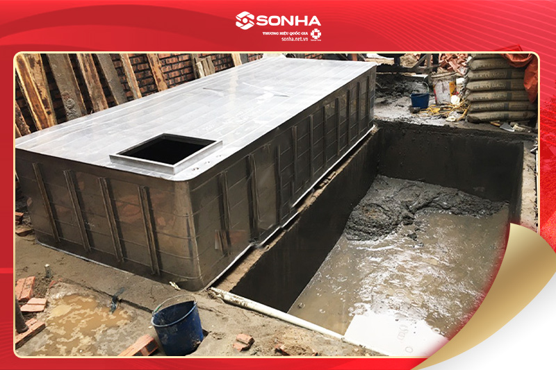 Hình ảnh đang thi công lắp đặt bể inox ngầm cho khách hàng xây nhà mới