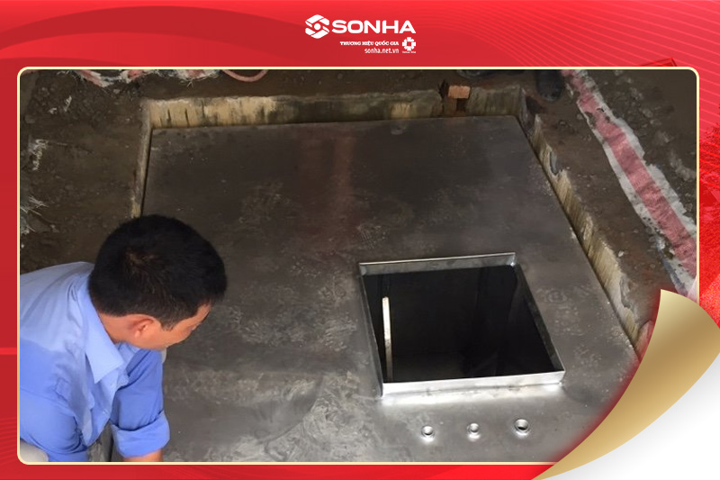 Hình ảnh đang thi công lắp đặt bể inox ngầm cho khách hàng xây nhà mới