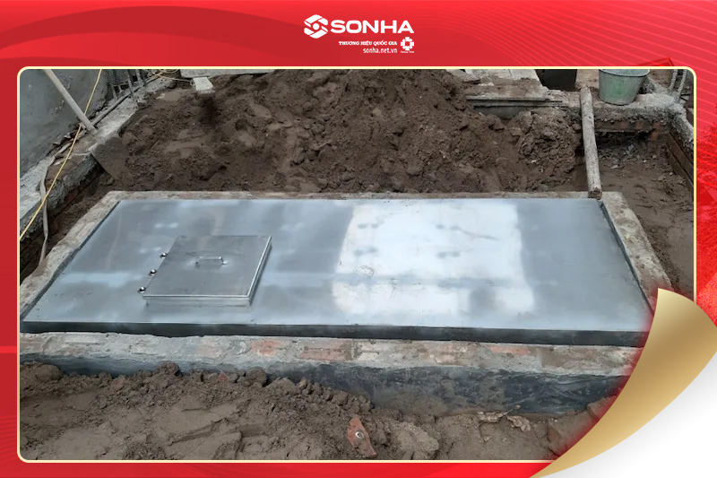 Hình ảnh đang thi công lắp đặt bể inox ngầm cho khách hàng xây nhà mới