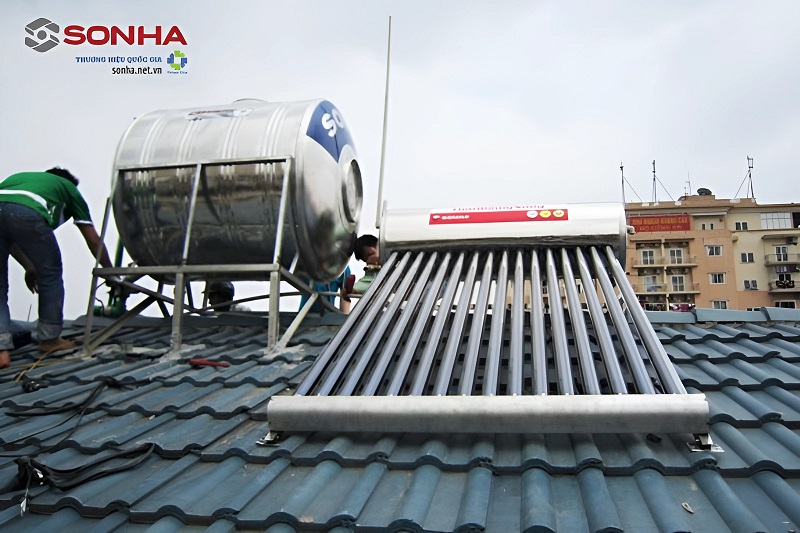 Đội ngũ kỹ thuật của Sonha.net.vn lắp đặt bồn nước trên mái cho hàng triệu khách hàng