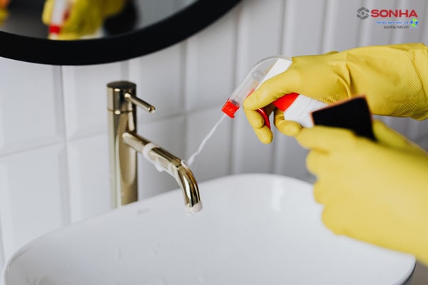 Cách làm sạch vòi nước inox bằng chất tẩy rửa