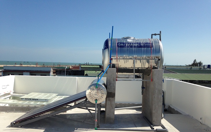 Lắp đặt máy nước nóng năng lượng mặt trời phải đảm bảo nguồn cấp nước ổn định